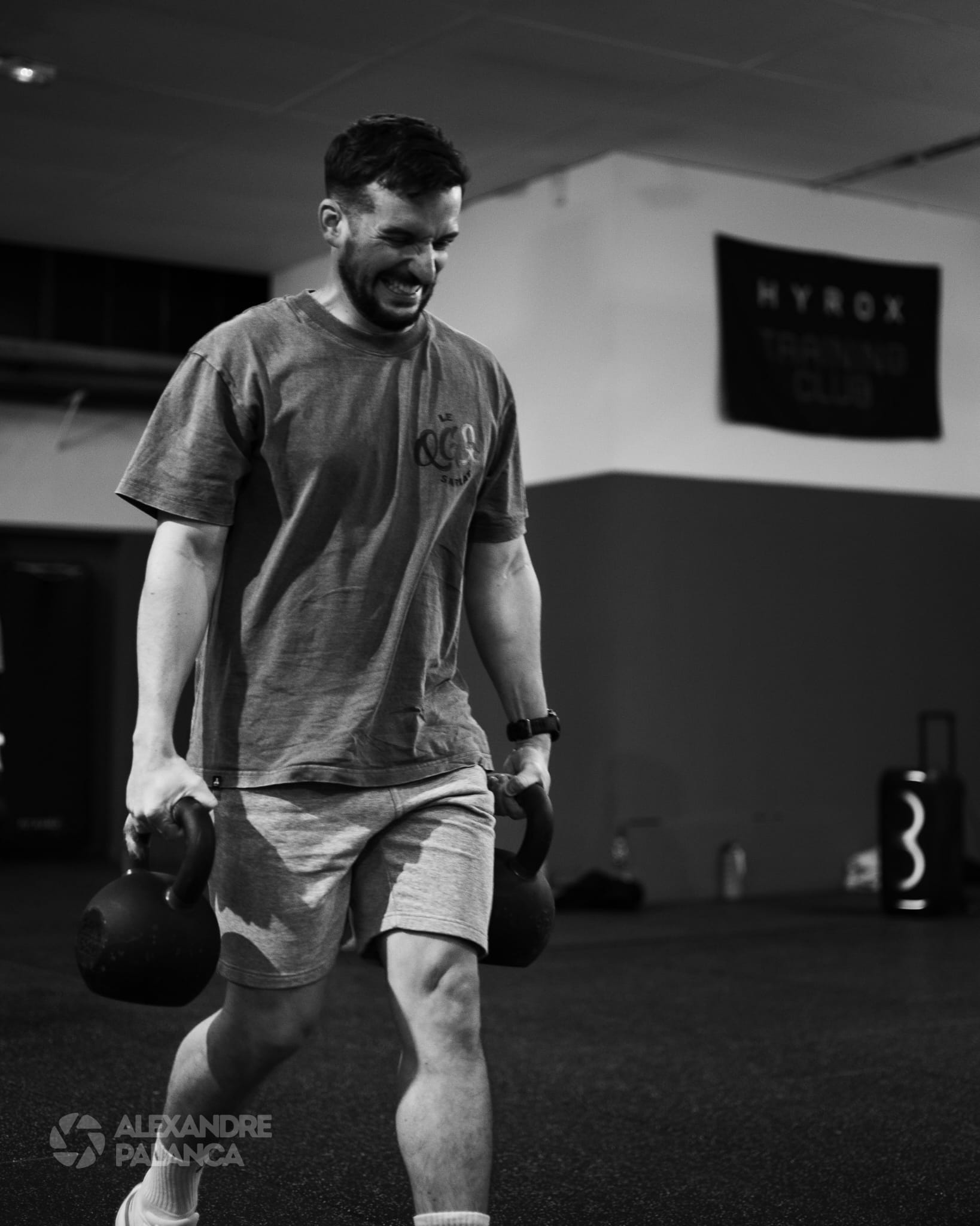 Femme s'entraînant avec TRX