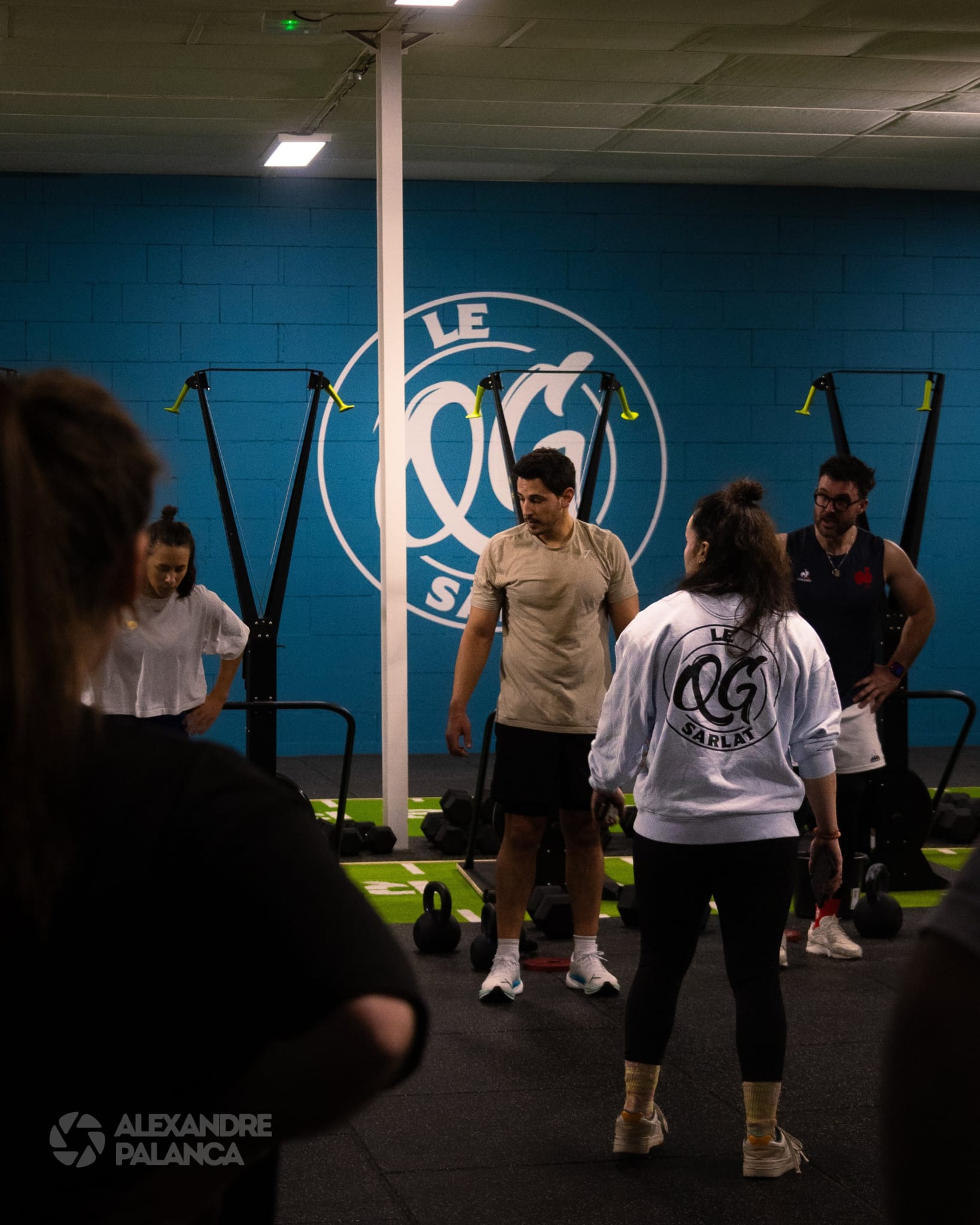 Homme soulevant des haltères