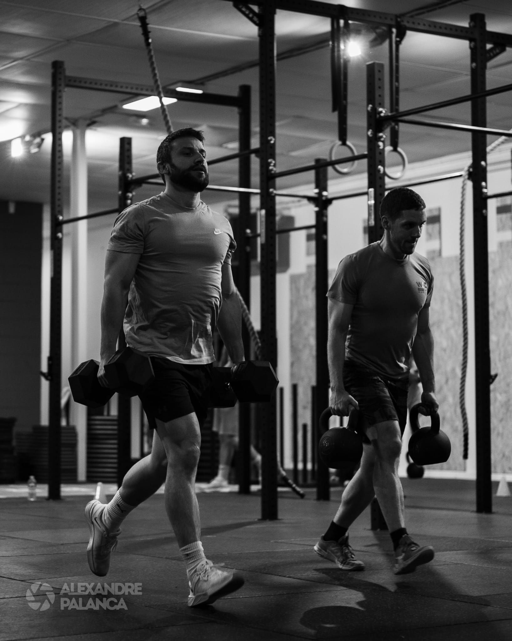 Entraînement avec haltères guidé