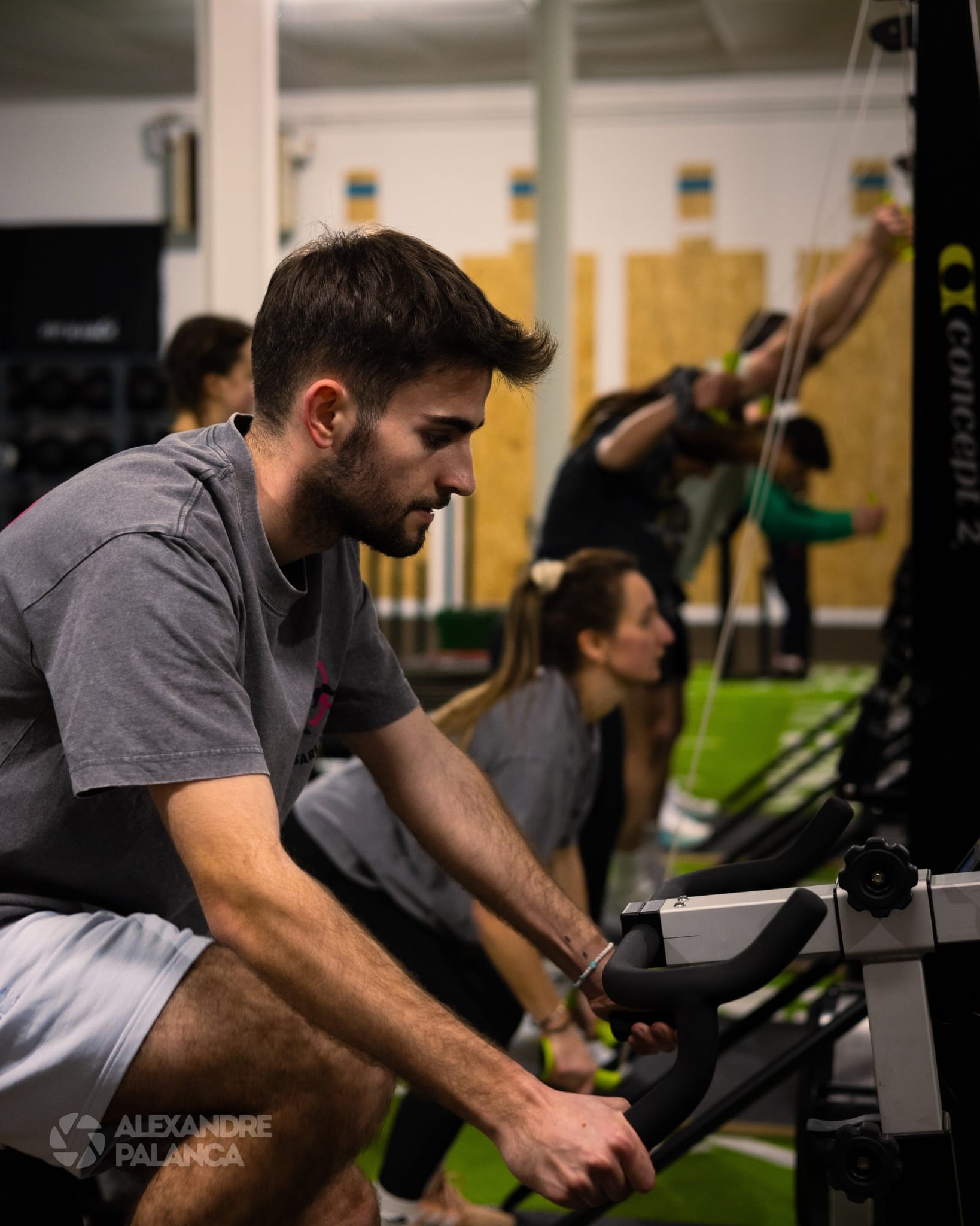 Personnes courant sur tapis roulant