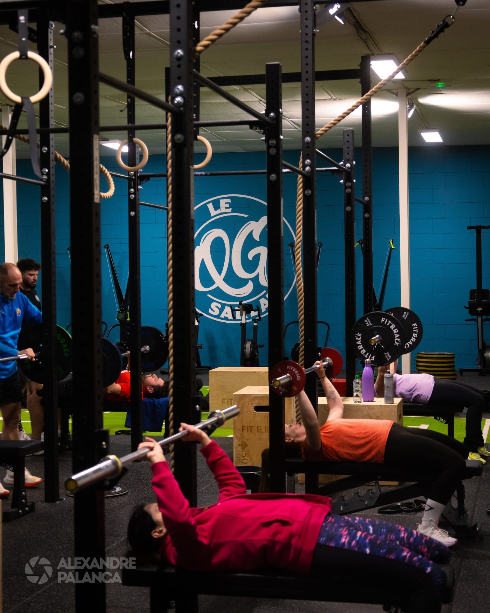 Groupe d'amis au gymnase